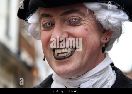 Uomo in costume vampiro a Goth weekend per la festa di Halloween a Whitby. Foto Stock