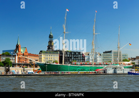 Il Rickmer Rickmers (tre masted corteccia, build 1896) ormeggiata in modo permanente come un museo nave nel porto di Amburgo, Germania. Foto Stock