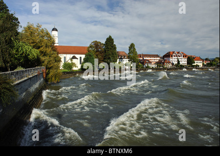 Tempesta di Foehn sul Lago di Costanza, Langenargen bay con chiesa, Baden-Wuerttemberg Germania Foto Stock