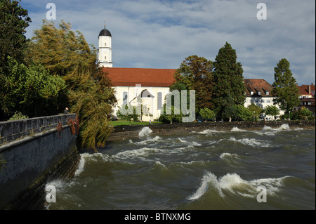 Tempesta di Foehn sul Lago di Costanza, Langenargen bay con chiesa, Baden-Wuerttemberg Germania Foto Stock