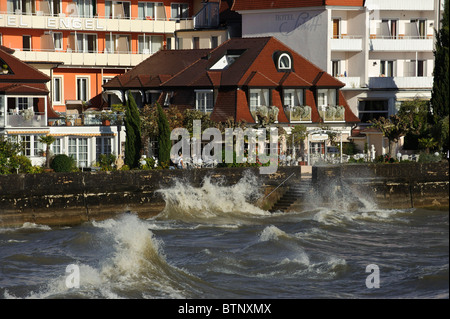 Tempesta di Foehn sul Lago di Costanza, alte onde che si schiantano nella parete della baia, Langenargen Baden-Wuerttemberg Germania Foto Stock