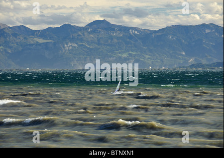 Tempesta di Foehn sul Lago di Costanza, wind surfer con montagne Alpine in background, Langenargen Baden-Wuerttemberg Germania Foto Stock