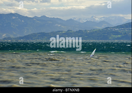 Tempesta di Foehn sul Lago di Costanza, wind surfer con montagne Alpine in background, Langenargen Baden-Wuerttemberg Germania Foto Stock