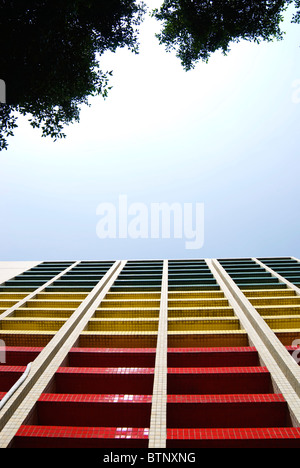 Colorato e moderno edificio si estendono al cielo blu. Foto Stock