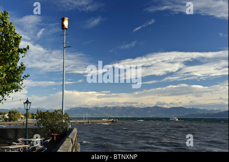 Tempesta di Foehn sul Lago di Costanza, passeggero barca si avvicina jetty, Langenargen, Baden-Wuerttemberg Germania Foto Stock