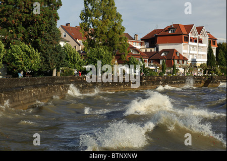 Tempesta di Foehn sul Lago di Costanza, alte onde che si schiantano nella parete della baia, Langenargen Baden-Wuerttemberg Germania Foto Stock