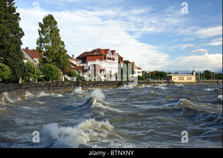 Tempesta di Foehn sul Lago di Costanza, alte onde che si schiantano nella parete della baia, Langenargen Baden-Wuerttemberg Germania Foto Stock