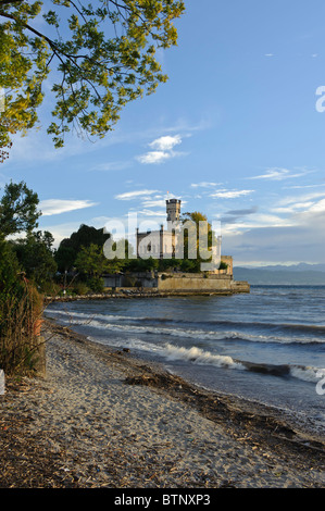 Il castello di Montfort, sulle rive del lago di Costanza con alpi svizzere in background, Langenargen Baden-Wuerttemberg Germania Foto Stock