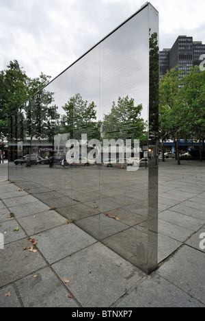 Berlino. Germania. Spiegelwand, la parete a specchio memorial su Hermann-Ehlers Platz. Foto Stock