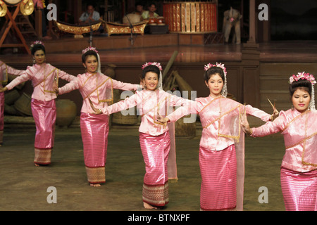 Tradizionalmente condita Thai ragazze danza (esecuzione) performance sul palco. Bangkok, Thailandia, Settembre 2010 Foto Stock