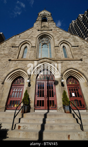 La Chiesa del Redentore circondato da moderni edifici appartamento all'angolo di Avenue Road e Bloor a Toronto in Canada Foto Stock