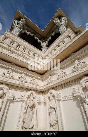 Una vista della mano in marmo scolpito esterno del Shri Swaminarayan Mandir complesso in Toronto Ontario Canada Foto Stock