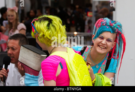 Giovani donne in abiti fluorescenti a Hyper Giappone evento Foto Stock