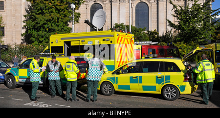 I servizi di emergenza in piedi verso il basso dopo aver frequentato una fuoriuscita di sostanze chimiche incidente nella City di Londra Foto Stock