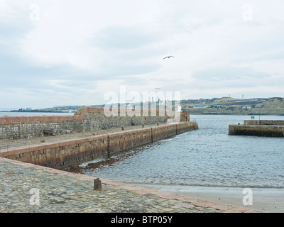 Porto di Banff con Macduff che si vede attraverso l'acqua, Banff, Aberdeenshire, Scotland, Regno Unito Foto Stock