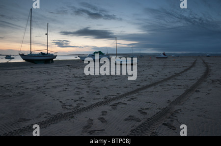 Barche al tramonto sulla spiaggia Instow Foto Stock