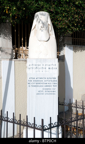 Busto in marmo di un vescovo greco ortodosso, appena fuori la chiesa della metamorfosi, in Ermoupoli, Cyclade greca isola di Syros. Foto Stock