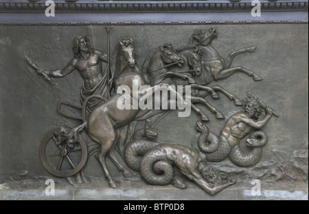 Bassorilievo di Achille in un quattro-carrozza a cavalli all'ingresso del palazzo Achilleion a Corfù Foto Stock
