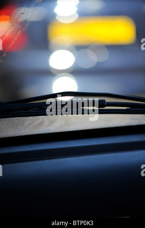 Parabrezza auto o il parabrezza con fuori fuoco vista di auto nella parte anteriore Foto Stock