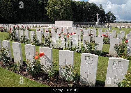 Vista attraverso il santuario di legno cimitero del Commonwealth, vicino Hooge, Fiandre, in Belgio. Foto Stock