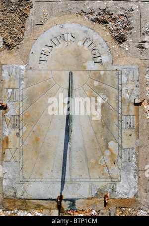 ' Tempus fugit ' scolpito su un vecchio sun dial Foto Stock