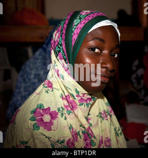 Jambiani, Zanzibar, Tanzania. Giovane africano donna musulmana. Foto Stock