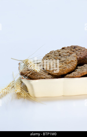 Close-up di preghiere e gli steli di grano su sfondo bianco Foto Stock