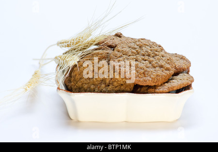 Close-up di preghiere e gli steli di grano su sfondo bianco Foto Stock
