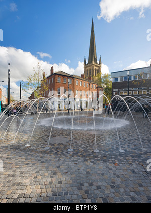 Wakefield City Center view verso Wakefiel Cattedrale con fontane ornamentali in primo piano Wakefield West Yorkshire R.U. Foto Stock