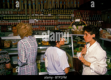 Donna francese, dipendente, lavoratore, clienti, salumi Reynon, la città di Lione, Rhone-Alpes, Francia Foto Stock