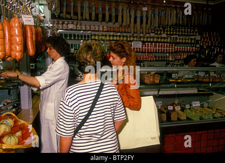 Donna francese, dipendente, lavoratore, clienti, salumi Reynon, la città di Lione, Rhone-Alpes, Francia Foto Stock