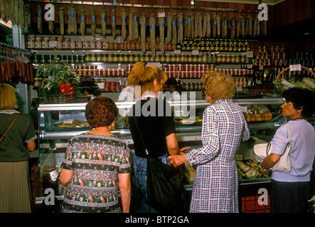 Le donne francesi, i clienti, i salumi Reynon, la città di Lione Lione, Rhone-Alpes, Francia Foto Stock