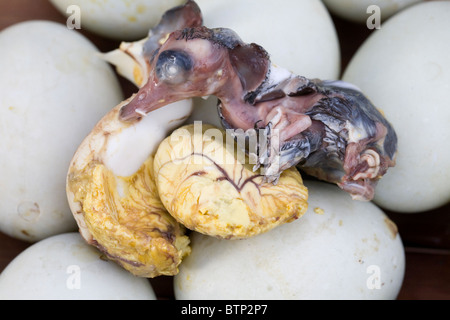 L embrione esposta da un balut, o sode fertilizzato Duck egg, raffigurato in Oriental Mindoro, Filippine. Foto Stock