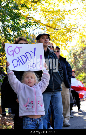 New York - 7 Nov, 2011: Cute bambina in folla detiene il cartello che diceva Go Daddy andare guardare il 2010 New York City Marathon Foto Stock