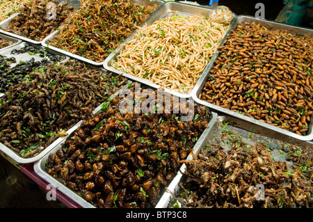 Insetti bruchi venduti come spuntini in un mercato in Thailandia. Foto Stock