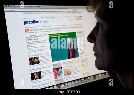 La donna la visualizzazione del quotidiano Guardian website Foto Stock