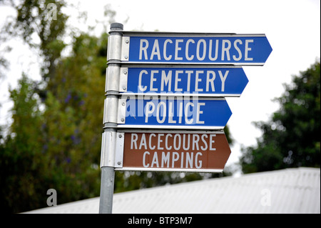 Ippodromo di polizia del cimitero e campeggio tutti i servizi di cui si potrebbe avere bisogno in una piccola città nel Nuovo Galles del Sud Australia Foto Stock