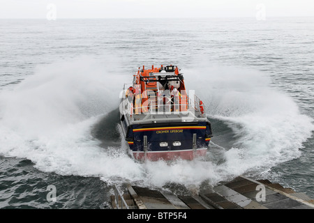 Cromer RNLI della classe Tamar scialuppa di salvataggio lanciare verso il fondo della rampa Foto Stock