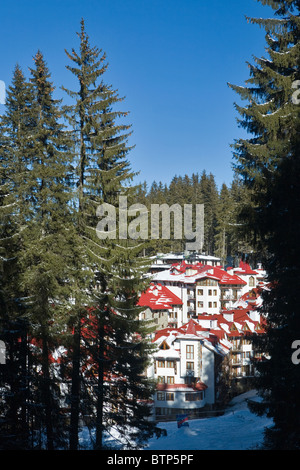 Pamporovo, famosa stazione sciistica, monti Rodopi, architettura moderna con motivi locali, Balcani, Bulgaria Foto Stock