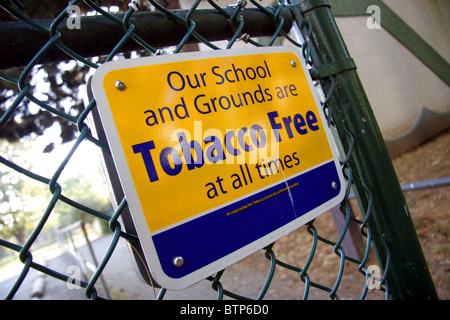 Tabacco segno libero a scuola i cancelli in Vancouver, British Columbia, Canada Foto Stock