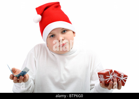 Piccolo Ragazzo in Santa's hat tenendo i regali di Natale e denaro isolato su bianco Foto Stock