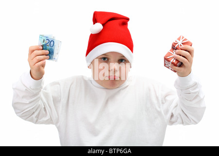 Piccolo Ragazzo in Santa's hat tenendo i regali di Natale e denaro isolato su bianco Foto Stock