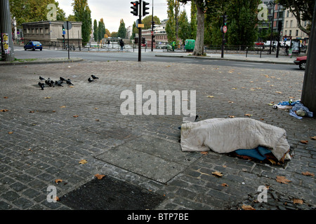 La persona senza dimora in parigi francia Foto Stock