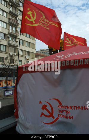 Ucraina Partito Comunista insegna nella parte anteriore della statua di Lenin a ploscha Bessarabska square Central Kiev Ucraina Europa Foto Stock