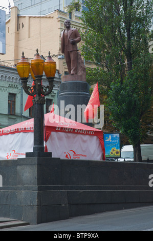 Statua di Lenin ploscha Bessarabska square Central Kiev Ucraina Europa Foto Stock