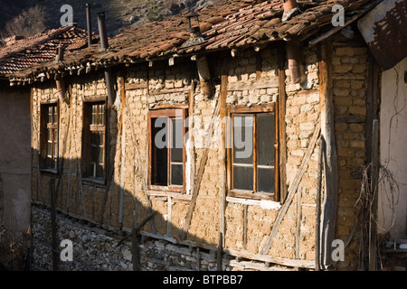 Il villaggio di Pirin, una casa abbandonata, Balcani, Bulgaria Foto Stock