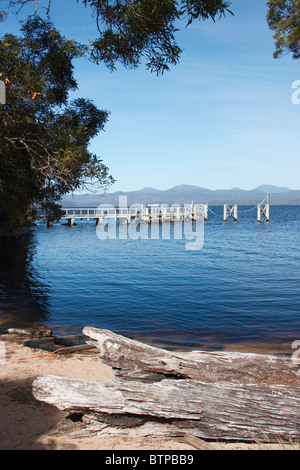 Australia e Tasmania, West Coast, Sarah isola, vista del molo Foto Stock