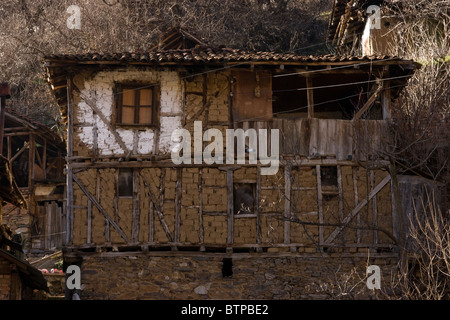 Il villaggio di Pirin, una casa abbandonata, Balcani, Bulgaria Foto Stock