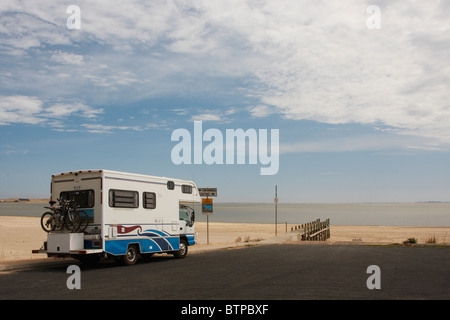 In Australia, in Sud Australia, Coorong, Meningie, Camper sulla strada vicino alla spiaggia Foto Stock