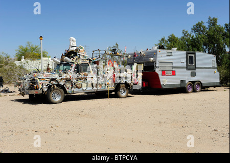 Un camion e rimorchio che sono state decorate con cestino, situato nella bramma City Camp, Niland, nel sud della California, Stati Uniti d'America. Foto Stock